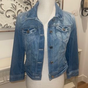 WHITE HOUSE BLACK MARKET JEAN JACKET cropped with cropped sleeves.